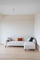 moderno divano con cuscini nel vivente camera a casa foto