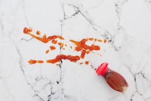 rosso ketchup spruzzi su piastrelle sfondo, pomodoro puré struttura. foto
