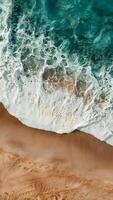 ai generato acqua schiuma con liscio sabbia onde su tropicale spiaggia foto verticale mobile sfondo