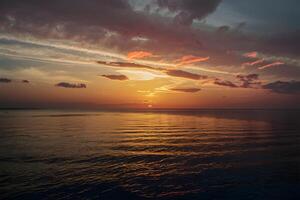 ai generato un' travolgente tramonto Visualizza ipnotizza con suo mozzafiato bellezza foto