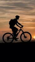 ai generato tiro silhouette di un' uomo su montagna bicicletta a tramonto foto verticale mobile sfondo