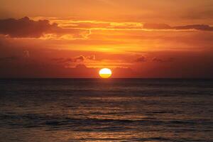 ai generato d'oro tonalità illuminare il orizzonte come alba pause al di sopra di oceano foto
