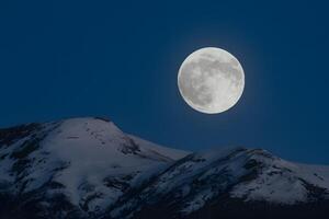 ai generato immagine stock brillante pieno Luna si illumina brillantemente nel chiaro notte cielo foto