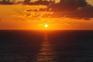 ai generato pubblicare aereo Visualizza di d'oro tramonto cielo al di sopra di il mare foto