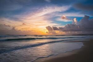 ai generato Visualizza ovest spiaggia tramonto vernici onde e nuvoloso cielo paesaggio foto