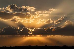 ai generato sunlights radiante raggi filtro attraverso drammatico nube formazioni foto