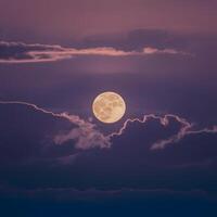 ai generato Immagine brillante pieno Luna brilla attraverso cirrostrato nuvole nel ipnotizzante scena per sociale media inviare dimensione foto