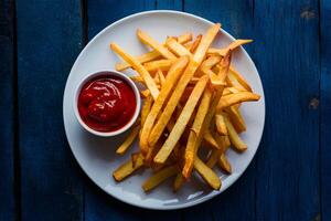 ai generato delizioso francese friggere servito con pomodoro salsa foto