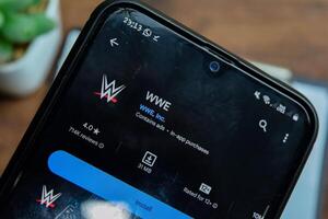 wwe? applicazione su smartphone schermo. wwe? è un' freeware ragnatela del browser sviluppato di wwe, inc. bekasi, Indonesia, marzo 20, 2024 foto