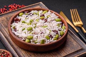 delizioso bianca cucinato riso con verde fagioli di soia fagioli con sale e spezie foto