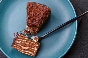 delizioso fresco torta di formaggio torta o risatine con crema e noccioline su un' ceramica piatto foto