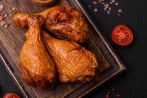 delizioso pollo gambe al forno su il griglia con sale, spezie e erbe aromatiche foto