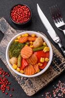 delizioso salutare verdure al vapore carote, broccoli, asparago fagioli e peperoni foto