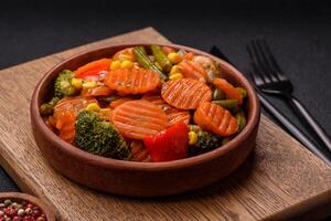 delizioso salutare verdure al vapore carote, broccoli, asparago fagioli e peperoni foto