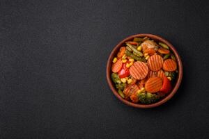 delizioso salutare verdure al vapore carote, broccoli, asparago fagioli e peperoni foto