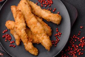 delizioso fresco pollo o tacchino strisce o pepite impanato con sale e spezie foto