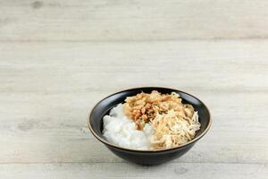 bubur ayam o indonesiano riso porridge con triturati pollo. foto