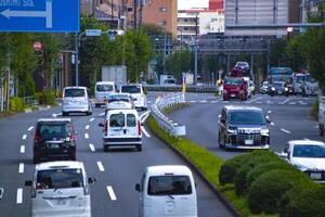 un' traffico marmellata a il urbano strada nel tokyo lungo tiro foto