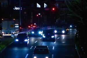 un' notte traffico marmellata a il centro strada nel tokyo lungo tiro foto