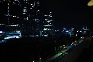 un' notte panoramico paesaggio urbano nel davanti di tokyo stazione largo tiro foto