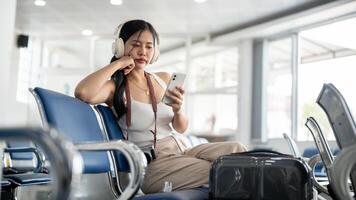 un' femmina passeggeri è sensazione annoiato mentre in attesa per sua imbarco chiamata nel il aeroporto terminale. foto