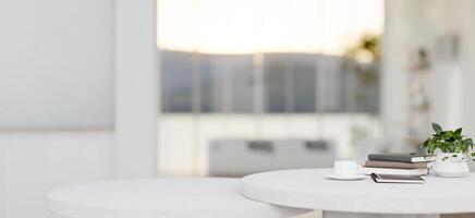 un' spazio per Schermo prodotti su un' bianca il giro tavolo nel un' moderno bianca vivente camera. foto