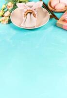 Pasqua pastello pesca tavolo menù modello su turchese. tavolo ambientazione idea. verticale formato copia spazio foto