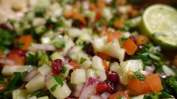 un' insalata con Melograno, rosso cipolla, mela, cetriolo, prezzemolo, pomodori e lime foto