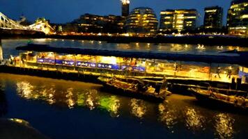 un' notturno intravedere di il Londra fiume porto nel Inghilterra. digitale pittura stile. foto