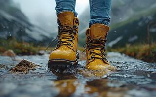 escursioni a piedi escursionista viaggiatore paesaggio avventura natura all'aperto sport sfondo panorama - vicino su di piedi con escursioni a piedi scarpe a partire dal un' uomo o donna a piedi nel il fiume foto