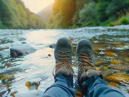 escursioni a piedi escursionista viaggiatore paesaggio avventura natura all'aperto sport sfondo panorama - vicino su di piedi con escursioni a piedi scarpe a partire dal un' uomo o donna a piedi nel il fiume foto