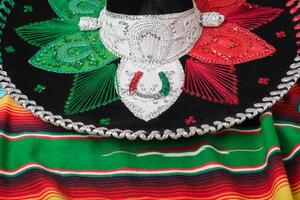 mariachi cappello su colorato serape. messicano sombrero. cinco de mayo sfondo. foto