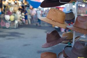 cappelli per vendita nel un' strada mercato nel Messico. pelle cappelli. foto