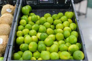 Limone In piedi nel un' supermercato. foto