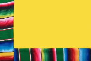 serape su giallo sfondo. cinco de mayo sfondo. foto