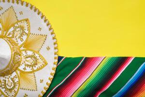 mariachi cappello e serape su giallo sfondo. messicano indipendenza concetto. cinco de mayo sfondo. foto