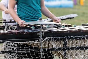 tastiere giocatore Lavorando il suo Magia a un' in marcia gruppo musicale prova foto