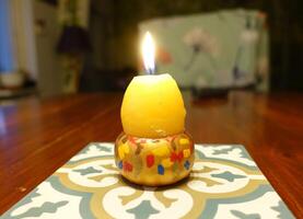 un' illuminato a forma di uovo candela per desiderio tutti contento Pasqua foto