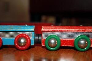 un' colorato di legno giocattolo treno foto