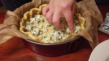 4k video di il preparazione di un' flan con gorgonzola formaggio, Noci e pere foto