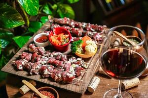 delizioso cibo diffusione su di legno tavolo con bicchiere di vino foto