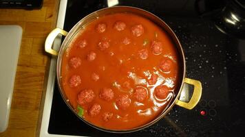 fatti in casa Polpette siamo lentamente cucinando nel un' padella foto