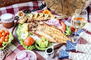 fresco pesce e colorato verdure su di legno tavolo foto