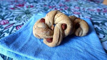 tarallo, un' a forma di ciambella salato biscotto con lardo, Pepe e mandorle, tipico di il meridionale regioni di Italia. foto