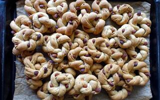 Taralli, a forma di ciambella salato biscotti con lardo, Pepe e mandorle, tipico di il meridionale regioni di Italia. foto