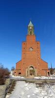 Östersund, Svezia, marzo 11, 2022 il davanti di il imponente grande Chiesa di fronte il lago durante Questo inverno. foto