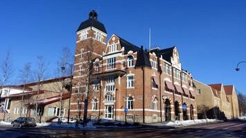 Östersund, Svezia, marzo 13, 2022 un degno di nota storico edificio nel il città centro durante Questo inverno. foto