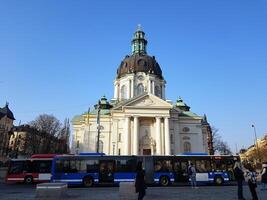 Stoccolma, Svezia, 4 giugno 2022 un' storico Cattedrale su uno di il principale piazze nel centrale stoccolma su un' occupato mattina. foto