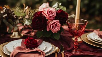 nozze e evento celebrazione tablescape con fiori, formale cena tavolo ambientazione con Rose e vino, elegante floreale tavolo arredamento per cena festa e vacanza decorazione, casa messa in piega foto