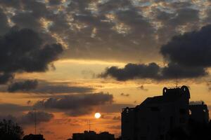 illuminazione e colore di il cielo sopra il orizzonte a tramonto. foto